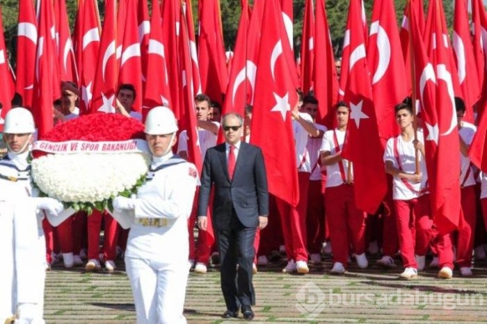 Anıtkabir'in ilk ziyaretçisi gençler oldu