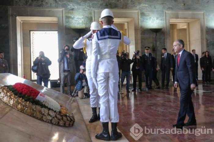 Anıtkabir'in ilk ziyaretçisi gençler oldu