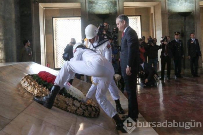 Anıtkabir'in ilk ziyaretçisi gençler oldu