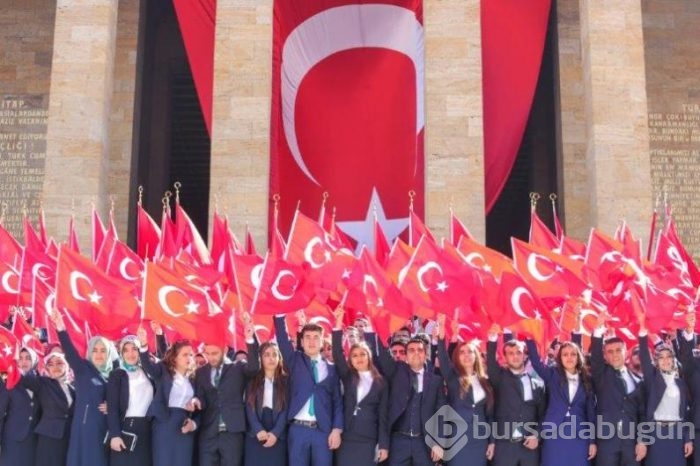 Anıtkabir'in ilk ziyaretçisi gençler oldu