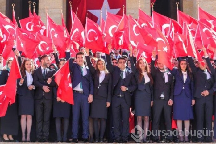 Anıtkabir'in ilk ziyaretçisi gençler oldu