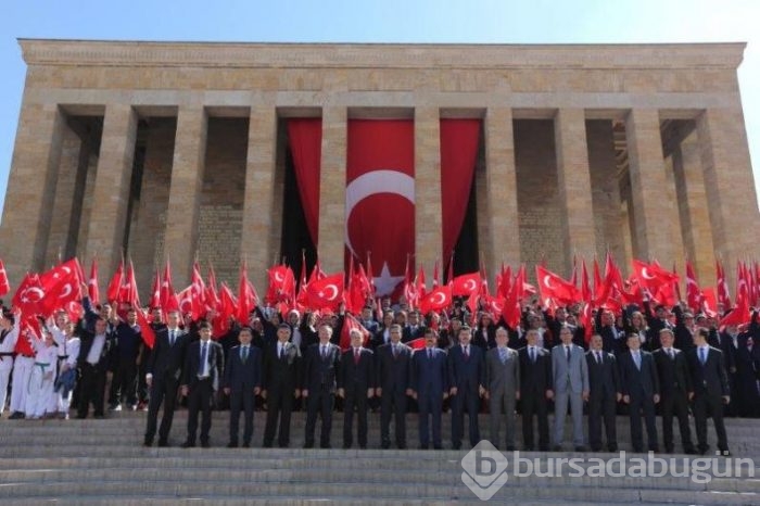 Anıtkabir'in ilk ziyaretçisi gençler oldu