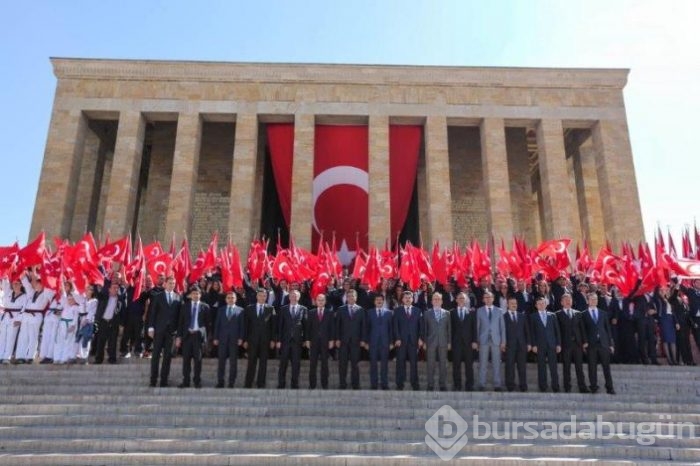 Anıtkabir'in ilk ziyaretçisi gençler oldu