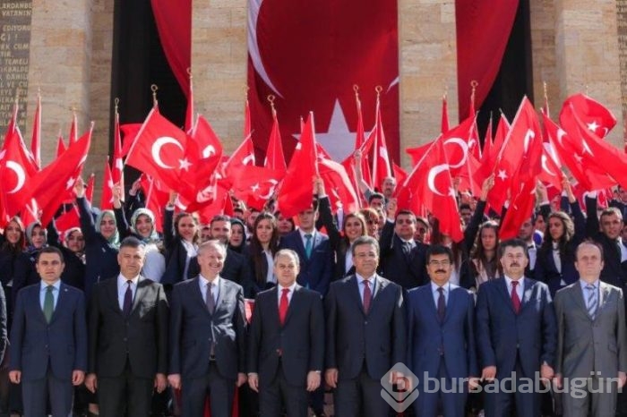 Anıtkabir'in ilk ziyaretçisi gençler oldu