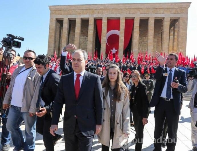 Anıtkabir'in ilk ziyaretçisi gençler oldu