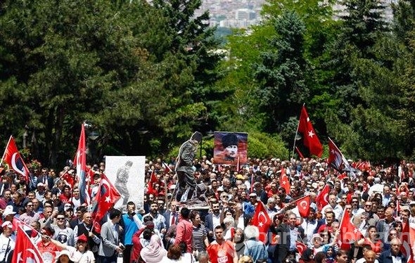 CHP Anıtkabir'e yürüdü