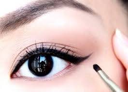 Kusursuz eyeliner sürmenin hileleri