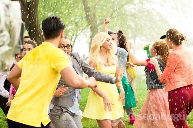 Hadise alev alev yaktı