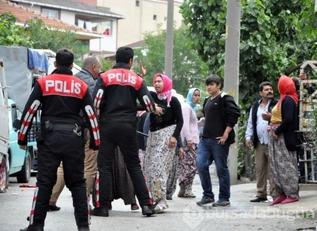 Tekme, yumruk, taş ve sopalar havada uçuştu