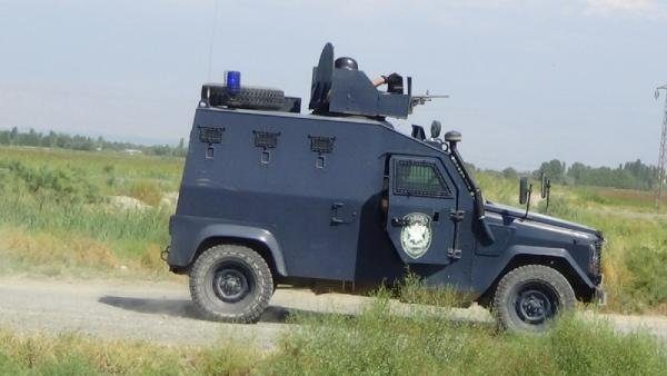 PKK'lılar yol kesip araç yaktı!