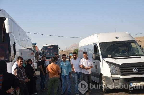 PKK'lılar yol kesip araç yaktı!