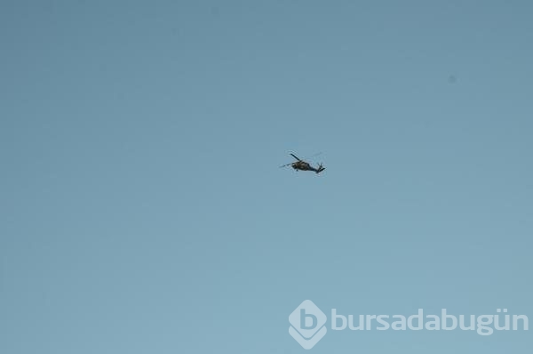 PKK'lılar yol kesip araç yaktı!