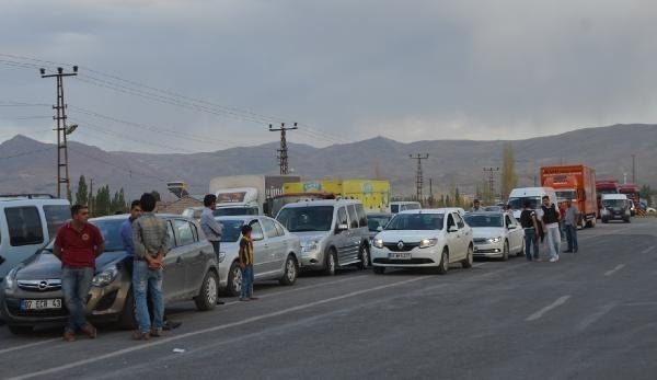 PKK'lılar yol kesip araç yaktı!