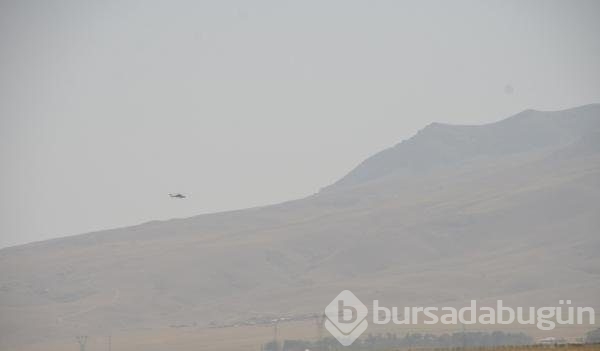 PKK'lılar yol kesip araç yaktı!