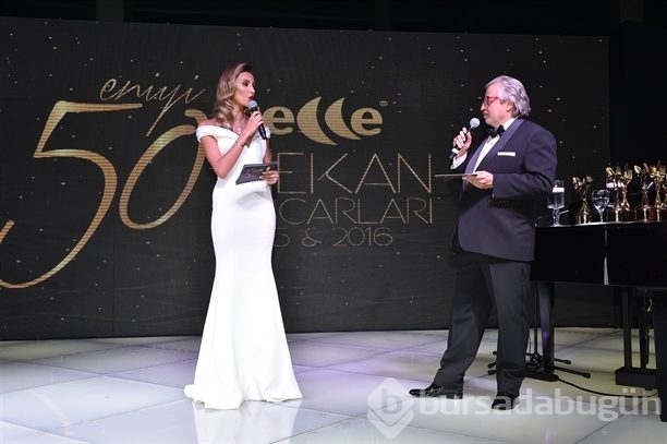 Özge Ulusoy şıklığı ve güzelliğiyle büyüledi