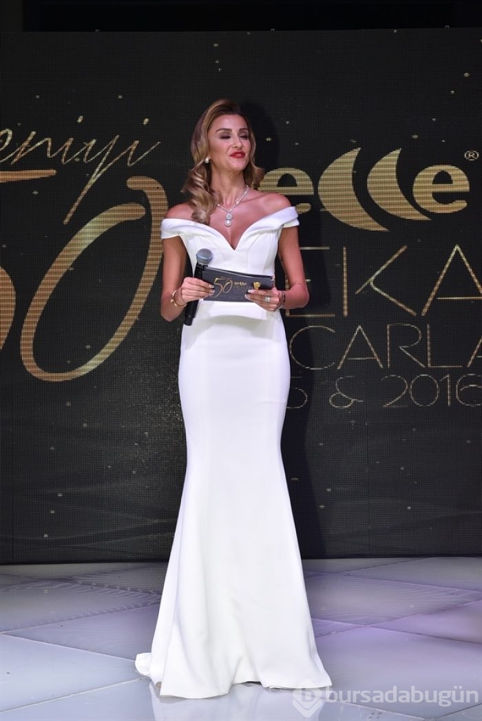 Özge Ulusoy şıklığı ve güzelliğiyle büyüledi