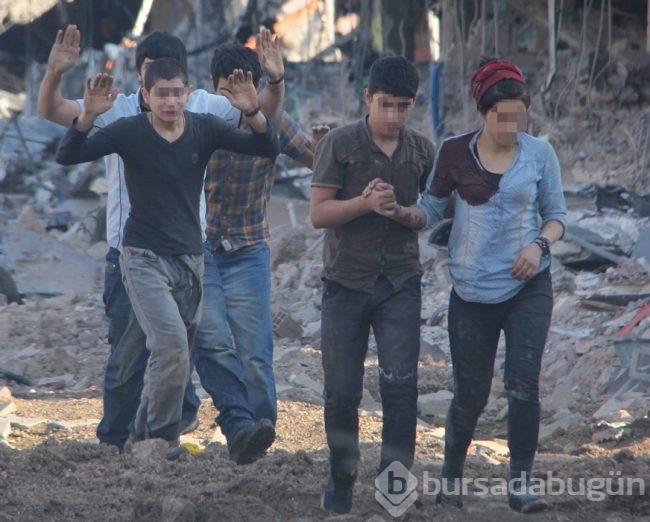 Pişmanlık mektupları yazan PKK'lı kız ailesiyle buluştu