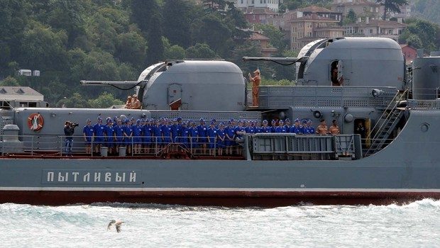 Boğazda dikkat çeken görüntü: Rus savaş gemisi böyle geçti