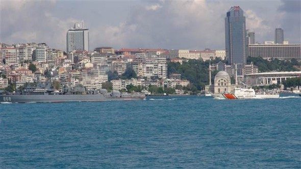 Boğazda dikkat çeken görüntü: Rus savaş gemisi böyle geçti
