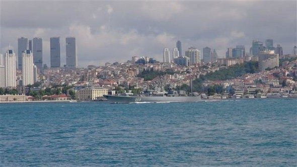Boğazda dikkat çeken görüntü: Rus savaş gemisi böyle geçti