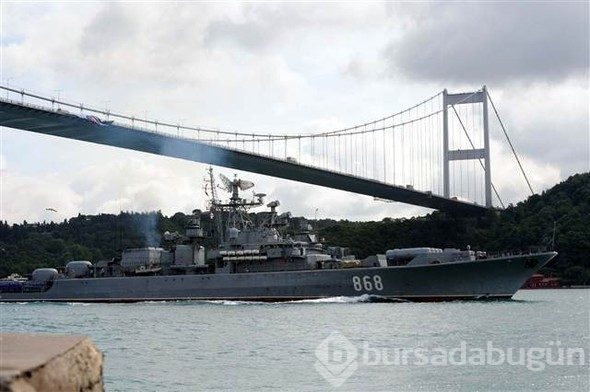 Boğazda dikkat çeken görüntü: Rus savaş gemisi böyle geçti