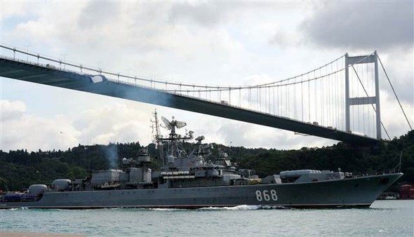 Boğazda dikkat çeken görüntü: Rus savaş gemisi böyle geçti