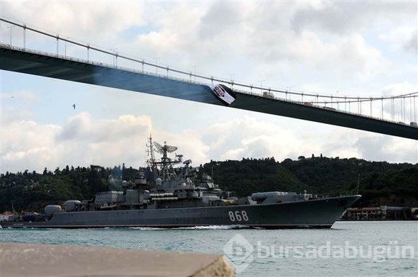 Boğazda dikkat çeken görüntü: Rus savaş gemisi böyle geçti