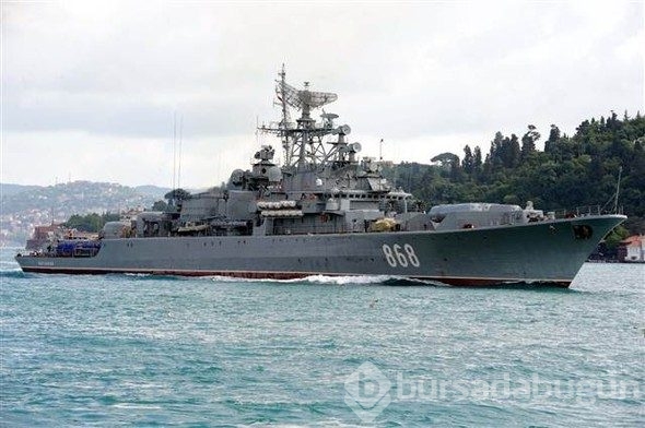 Boğazda dikkat çeken görüntü: Rus savaş gemisi böyle geçti