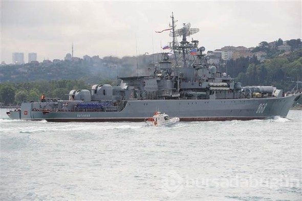 Boğazda dikkat çeken görüntü: Rus savaş gemisi böyle geçti