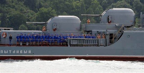 Boğazda dikkat çeken görüntü: Rus savaş gemisi böyle geçti