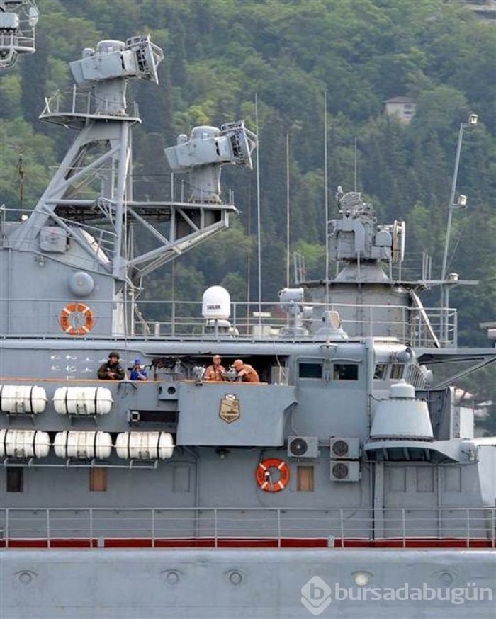 Boğazda dikkat çeken görüntü: Rus savaş gemisi böyle geçti