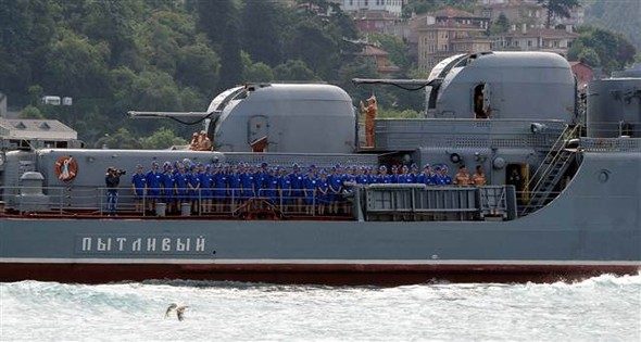 Boğazda dikkat çeken görüntü: Rus savaş gemisi böyle geçti
