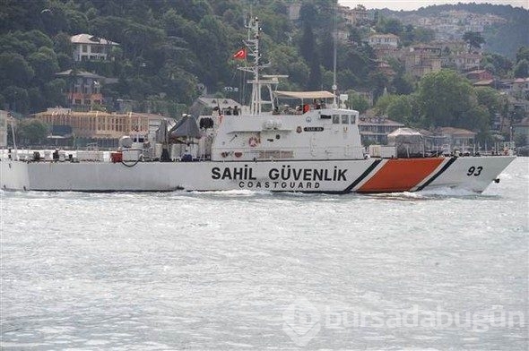 Boğazda dikkat çeken görüntü: Rus savaş gemisi böyle geçti