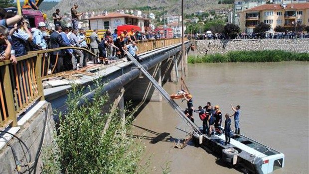 Yolcularıyla beraber köprüden uçtu