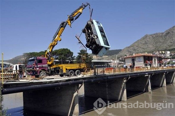 Yolcularıyla beraber köprüden uçtu