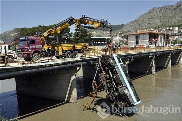 Yolcularıyla beraber köprüden uçtu