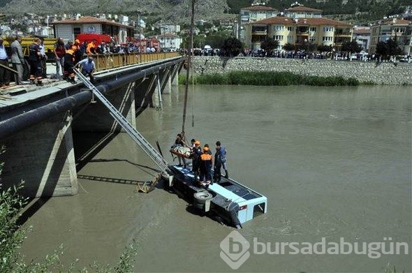 Yolcularıyla beraber köprüden uçtu