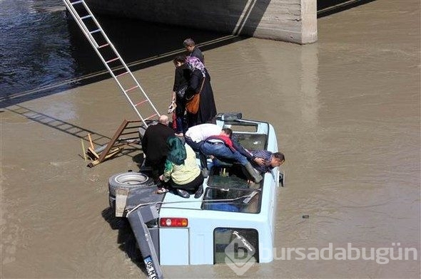 Yolcularıyla beraber köprüden uçtu