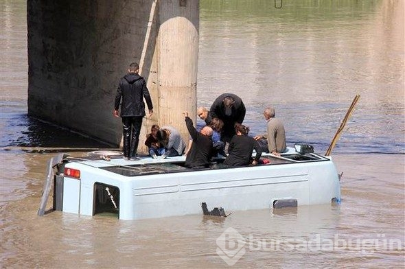 Yolcularıyla beraber köprüden uçtu