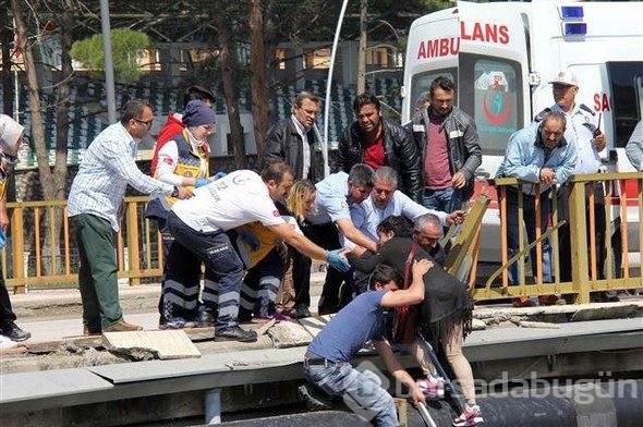 Yolcularıyla beraber köprüden uçtu