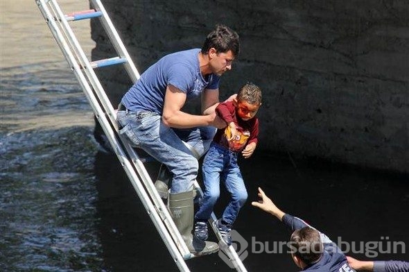 Yolcularıyla beraber köprüden uçtu