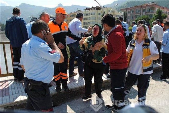 Yolcularıyla beraber köprüden uçtu