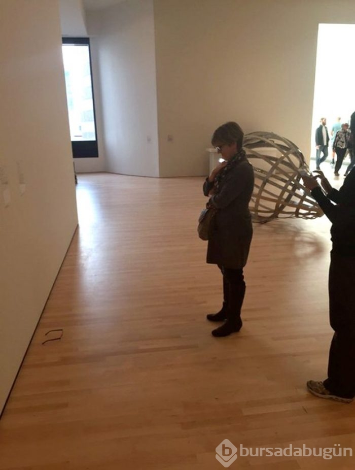 Müzede yere konulan gözlüğü sanat sandılar

