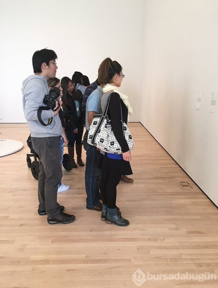 Müzede yere konulan gözlüğü sanat sandılar
