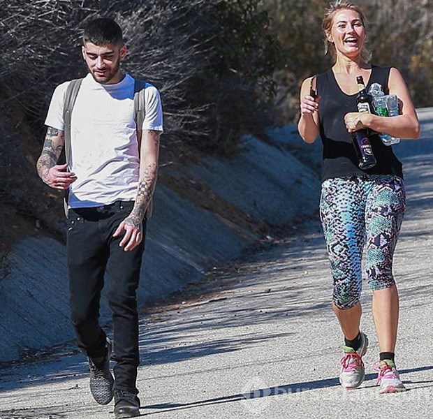 Zayn Malik iki ayağına iki farklı model ayakkabı giydi
