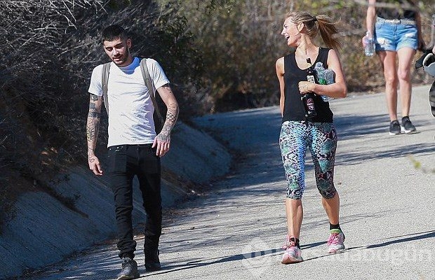 Zayn Malik iki ayağına iki farklı model ayakkabı giydi
