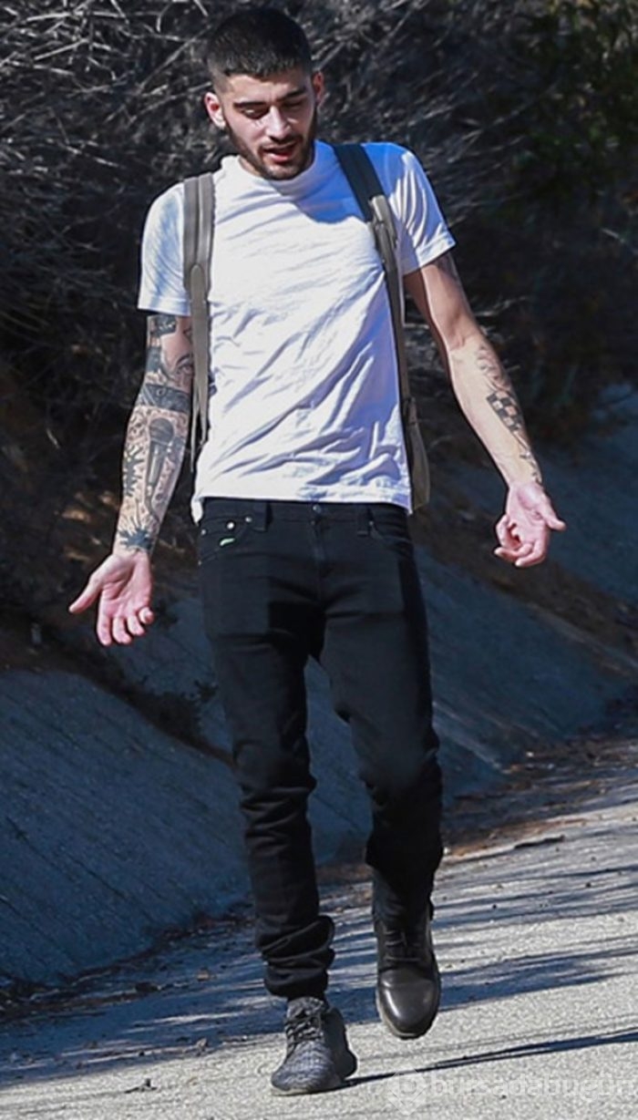 Zayn Malik iki ayağına iki farklı model ayakkabı giydi
