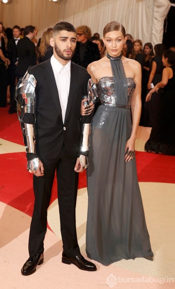 Zayn Malik iki ayağına iki farklı model ayakkabı giydi
