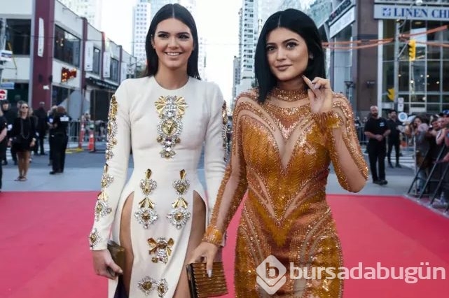 Ünlülerin bulaşıcı hastalığı: Çıplaklık tutkusu