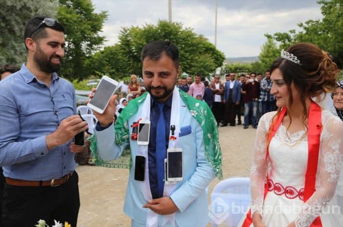 Damada altın yerine akıllı telefon taktılar	